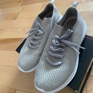 Deco lace stretch flat knit slip on with air cooled memory foam.
Size 8 US UK 38